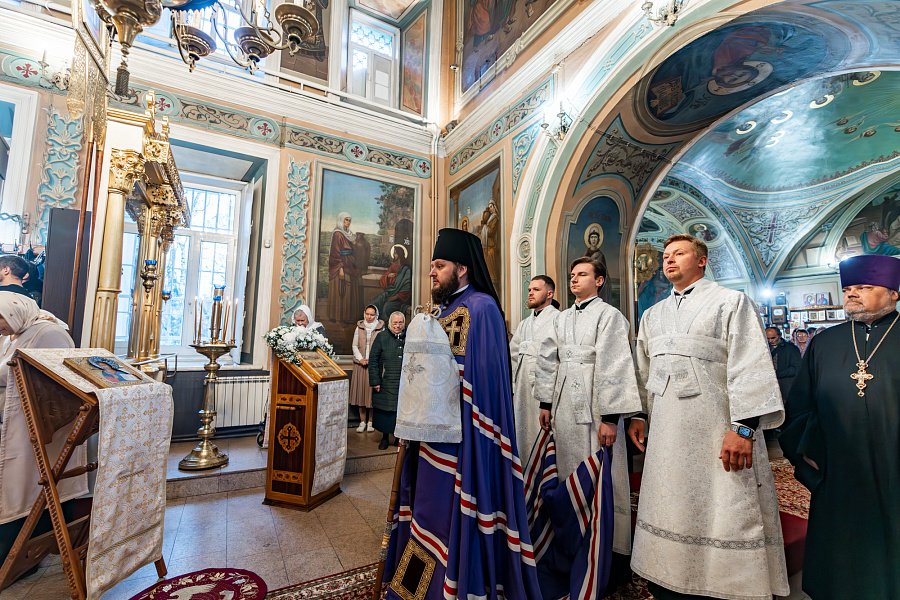 Архиерейское богослужение в Димитриевскую родительскую субботу в Успенском храме села Жилино г.о. Люберцы